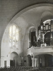 L'orgue en cours d'installation à Bécon.
