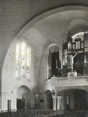 The organ being set up in Bécon.